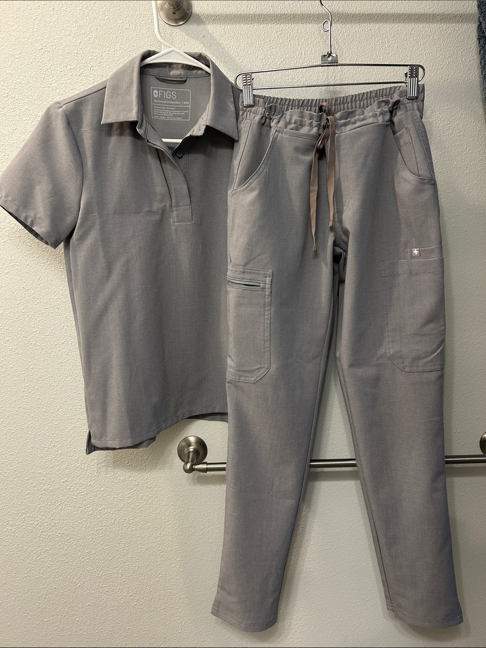 NWOT. FIGS Gray Polo style scrub top with Drawstring Cargo Joggers